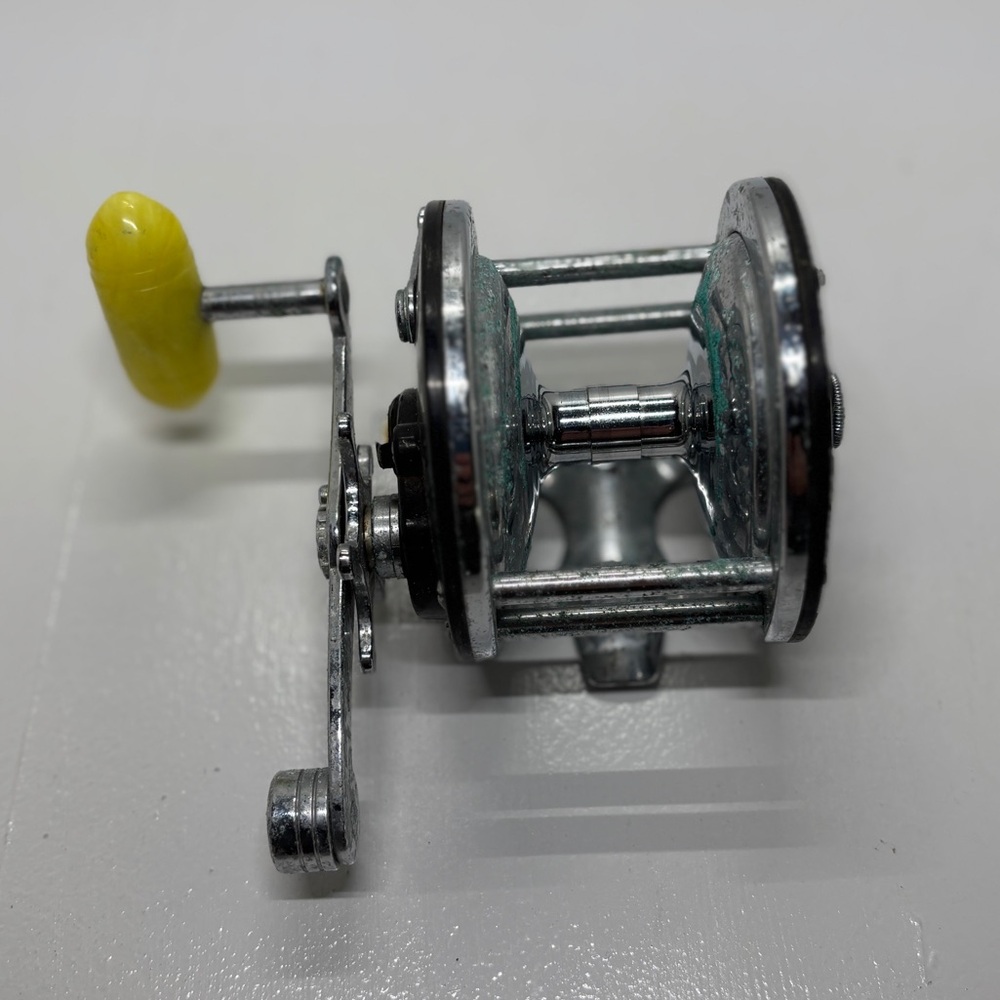 Penn Long Beach 60 Conventional Saltwater Fishing Reel Yellow Handle Vintage - Picture 3 of 7